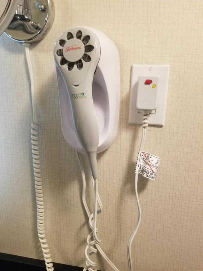 ホリデイ イン エクスプレス エドモントン ダウンタウン エクステリア 写真